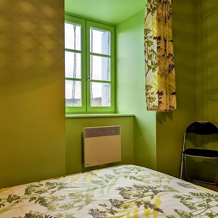 Maison Indépendante Avec Terrasse Et Jardin Clos à Yssingeaux, Proche Loisirs Et Commerces - Fr-1-582-144 *